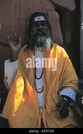 Sadhu o uomo santo nel tempio Pashnupati Kathmandu in Nepal Foto Stock