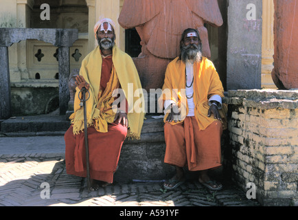 Due Sadhu o uomo santo nel tempio Pashnupati Kathmandu in Nepal Foto Stock