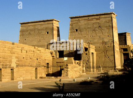 Ingresso massicci piloni presso il Tempio di Horus in Edfu sono i meglio conservati in Egitto Foto Stock