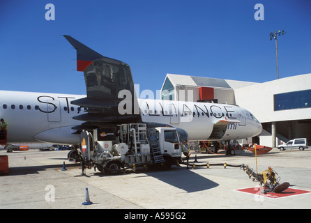 Scena presso l'Aeroporto di Palma de Mallorca British Midland International parte di STAR ALLIANCE Airbus A321 200 g di registrazione a metà Foto Stock