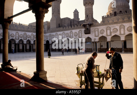 Il cortile della dalla Moschea di Al Azhar al Cairo Egitto Università più antica del mondo Foto Stock