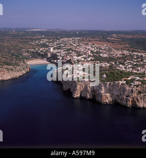 Vista aerea sulla costa di Cala en Porter e la famosa grotta discoteca Menorca Baleares Spagna Foto Stock