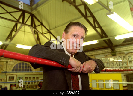 Ex gangster 'Mad' Frankie Fraser nel pugilato ring a Repton Boys Club East End di Londra Inghilterra REGNO UNITO Foto Stock