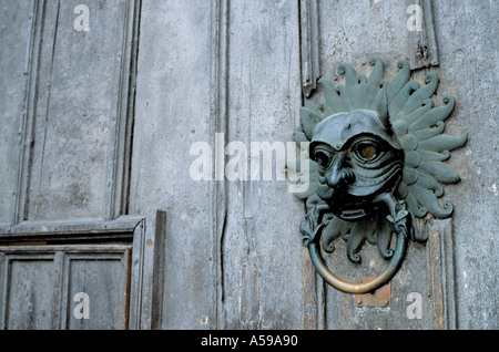 Iconico testa di leone Santuario respingente sulla porta occidentale di Durham Cathedral Durham City, nella contea di Durham, Inghilterra, Regno Unito. Foto Stock