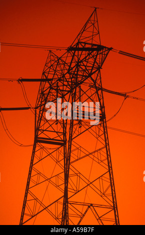 Sunset silhouette di tensione alta torre di trasmissione Foto Stock