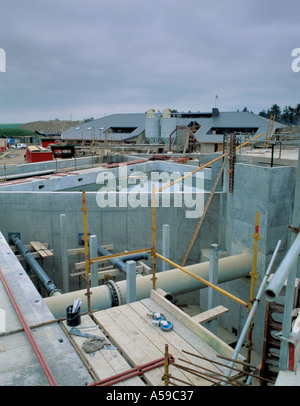 Vista su serbatoi per il principale edificio di controllo di un impianto di trattamento delle acque di lavori durante la costruzione, Northumberland, Inghilterra, Regno Unito. Foto Stock