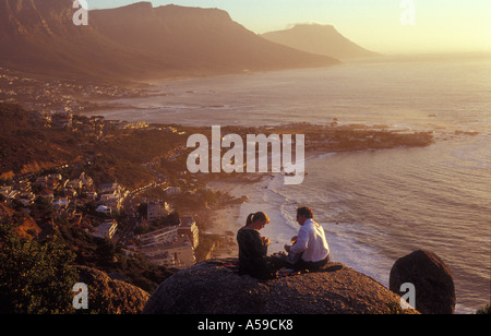 Giovane al tramonto, Clifton, Bantry Bay, Città del Capo, Sud Africa Foto Stock