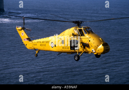 Il vecchio sistema ASR Wessex elicottero sopra Flamborough Head nel North Yorkshire circa 1985 Foto Stock