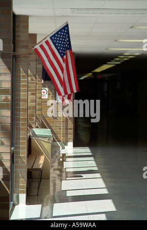 Bandiera americana si blocca nel corridoio di un pubblico di alta scuola Foto Stock