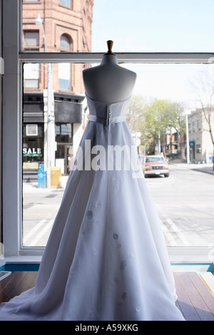 Abito da sposa in esposizione presso lo store Foto Stock