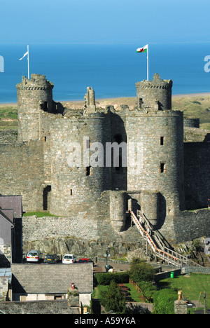 Harlech Castle con costa e Tremadog bay oltre Foto Stock