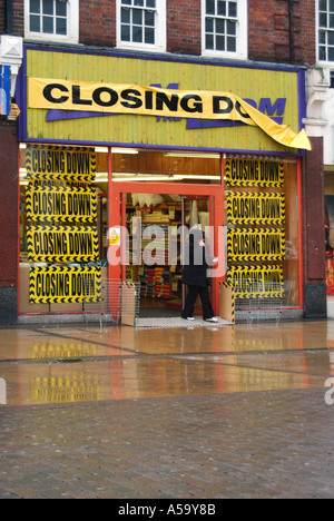 Tipico high street shop scatola piccola impresa indipendente con vetrina chiusura vendita segni e scudo banner Foto Stock