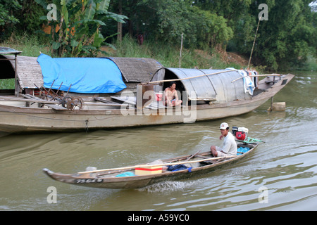 La vita sul fiume profumato in Vietnam centrale vicino a tonalità Foto Stock