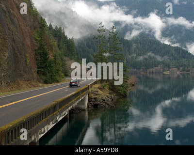 Auto sulla US Highway 101 Lago Crescent Parco nazionale di Olympic Washington STATI UNITI D'AMERICA Foto Stock