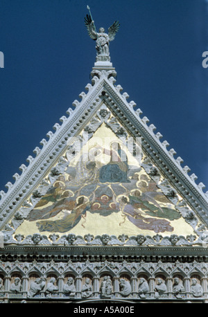Dettaglio facciata ovest Duomo di Siena Foto Stock