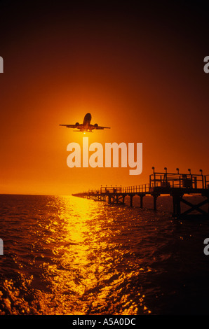 Sunrise silhouette di Boeing 737 sull approccio finale all'atterraggio all'Aeroporto Internazionale di San Francisco in California Foto Stock