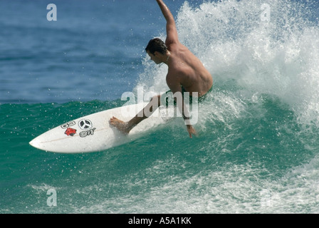 Un surfista compie una curva stretta sulla Gold Coast in Australia. Foto Stock