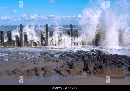 Mare colpendo indossato mare difese a happisburgh norfolk East Anglia England Regno Unito Foto Stock