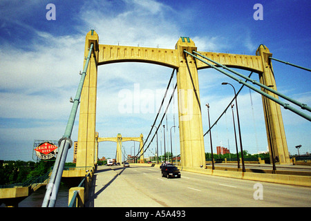 Hennepin Avenue Bridge e cinghia grano segno Minneapolis Minnesota Foto Stock