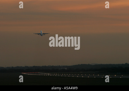 Un aereo decolla dall'aeroporto di Manchester Pista 24L Foto Stock