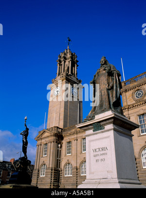 Statua in bronzo della regina Victoria e il Municipio, South Shields, Tyneside, Tyne and Wear, Inghilterra, Regno Unito. Foto Stock