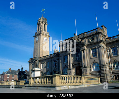 Statua della Regina Victoria e il Municipio, South Shields, Tyneside, Tyne and Wear, Inghilterra, Regno Unito. Foto Stock