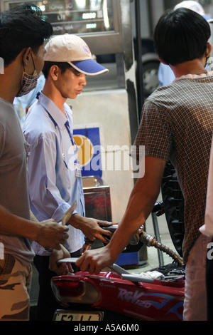 Saigon (HCMC), Vietnam il riempimento fino ad una stazione di gas Foto Stock