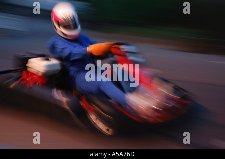 Il Go Kart vista da su go kart fotocamera su on e off kart con blur e sharp Foto Stock