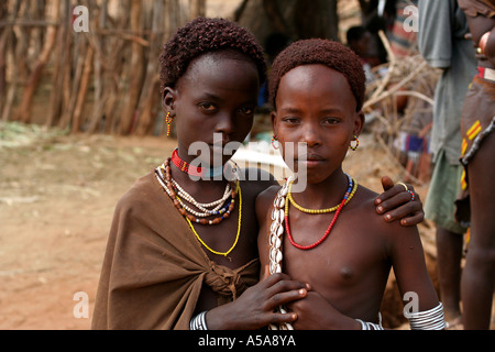 Hamer tribù figli abbracciare, Turmi, Bassa Valle dell'Omo, Etiopia Foto Stock