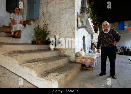 Una vecchia coppia libanese rilassante davanti alla loro casa in Libano Bcharre Foto Stock