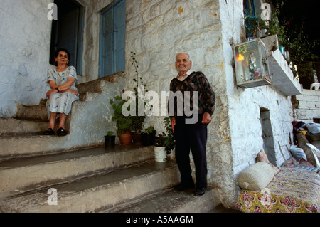 Una vecchia coppia libanese rilassante davanti alla loro casa in Libano Bcharre Foto Stock