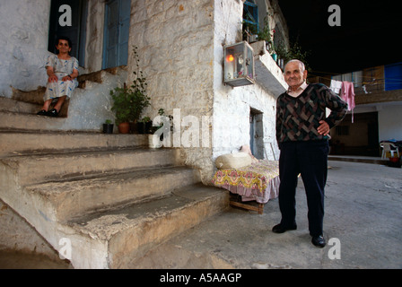 Una vecchia coppia libanese rilassante davanti alla loro casa in Libano Bcharre Foto Stock
