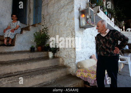 Una vecchia coppia libanese rilassante davanti alla loro casa in Libano Bcharre Foto Stock