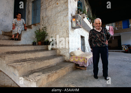 Senior coppia libanese rilassante davanti la casa, Bcharre, Libano Foto Stock