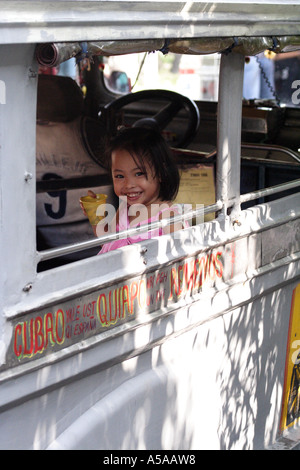 Giovane ragazza in un Jeepney, Manila Filippine Foto Stock