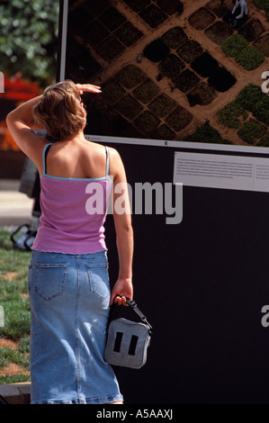 Una donna visitando una mostra all'aperto a Beirut Libano Foto Stock