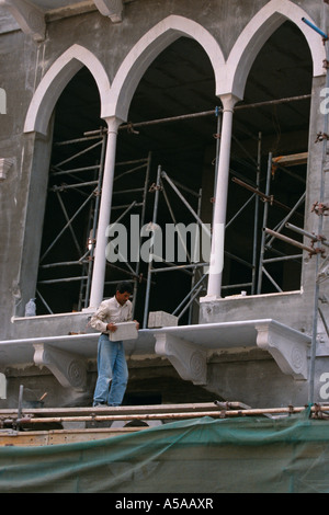 Un muratore lavorando su una costruzione a Beirut Libano Foto Stock