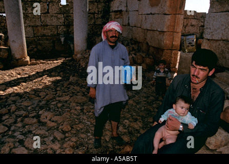 I beduini sedimentare nella rovina case bizantina di Aleppo Siria Foto Stock