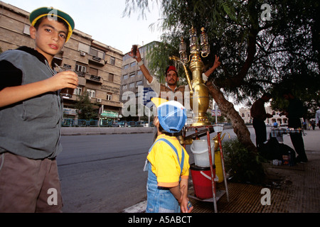 Venditore a vendere caffè sulla strada di Damasco, Siria Foto Stock