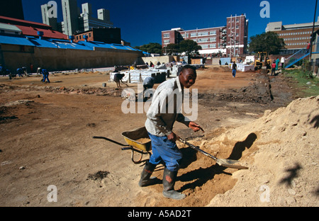 Un operaio al lavoro in un cantiere edile a Johannesburg Foto Stock