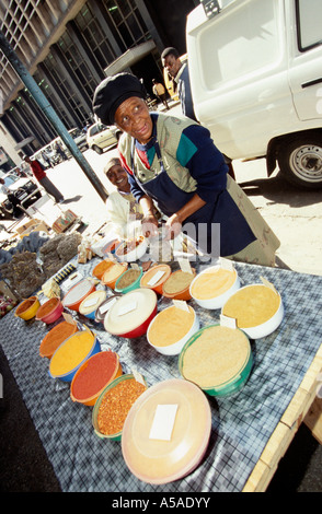 Un Sudafricano spice venditore al suo in stallo dalla strada a Johannesburg Foto Stock