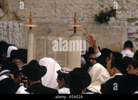 Rotolo di Torah, il Muro Occidentale di Gerusalemme, Israele Foto Stock