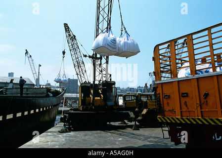 Una vista di merci vengono caricate su una nave portacontainer nel poeta di Beirut Libano Foto Stock