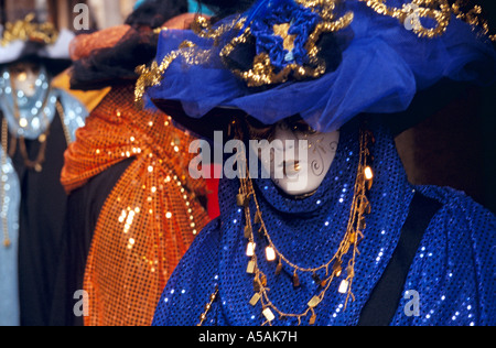 Una donna che indossa un costume di fantasia e una maschera per prendere parte al carnevale veneziano a Venezia Italia Foto Stock