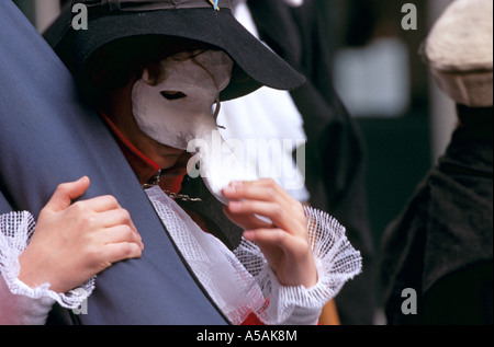 Persone che indossano maschere al carnevale di Venezia, Italia Foto Stock