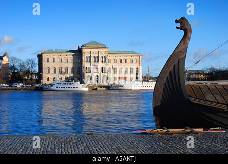 Il Museo Nazionale delle Belle Arti di Stoccolma, Svezia. In primo piano: il turista nave vichinga Svea viking su Skeppsbron, Old Town. Foto Stock