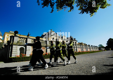 La Guardia reale hanno il compito di custodire il Castello di Drottningholm fuori Stoccolma a casa per la famiglia reale svedese Foto Stock