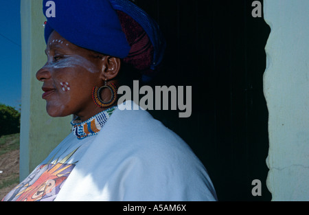 Una donna africana dalle tribù Xhosa nella parte orientale della Città del Capo Sud Africa Foto Stock