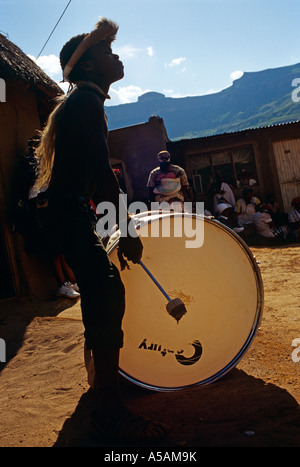 Un uomo Zulu suonando la batteria in Sud Africa Foto Stock