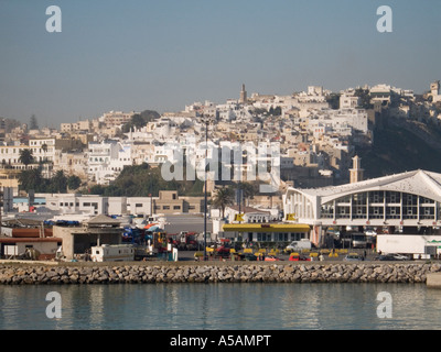 Arrivando sul traghetto al porto di Tangeri da Algeciras in Spagna Foto Stock